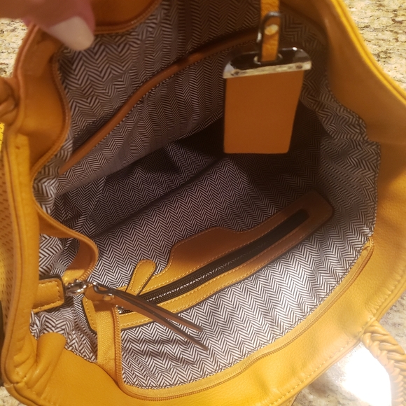 Faux Leather Tote Golden Honey - Picture 9 of 16